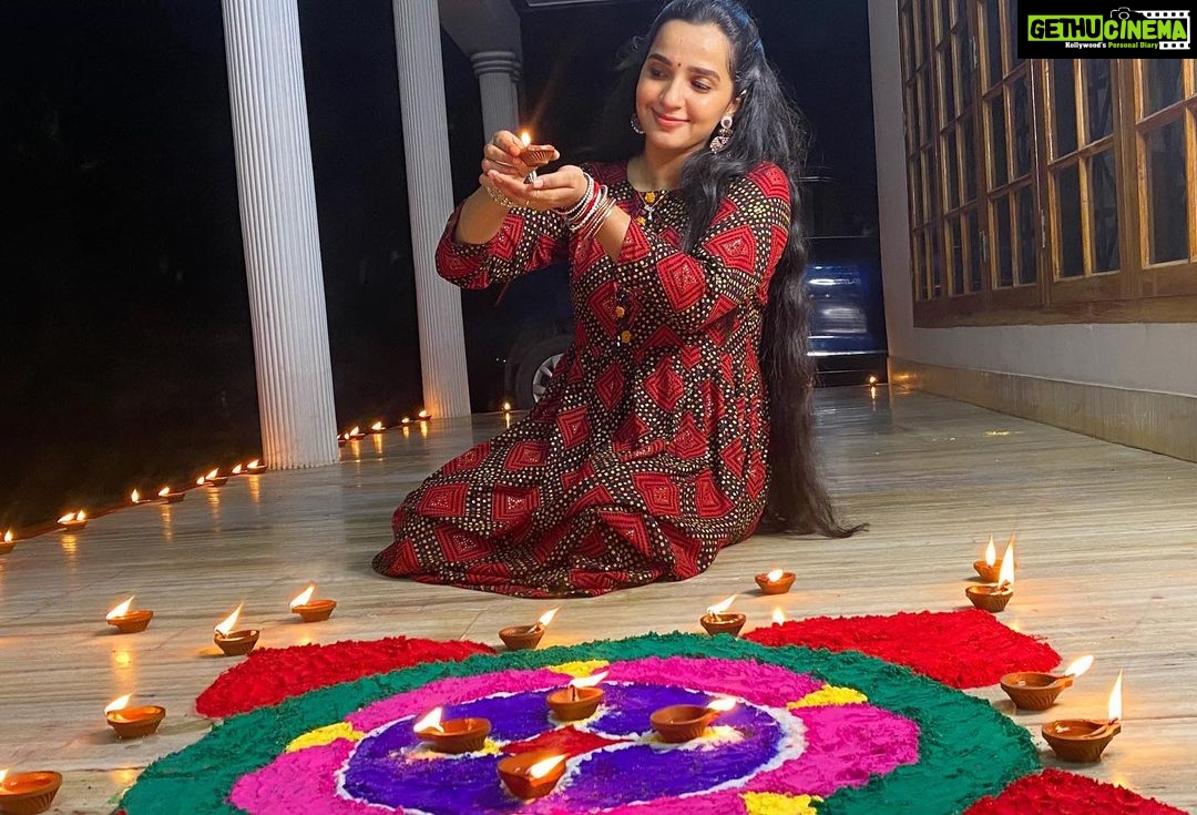 Malavika Krishnadas Instagram - Happy Diwali 🪔✨ . #Diwali #celebration #happydiwali Home.. <3 :)