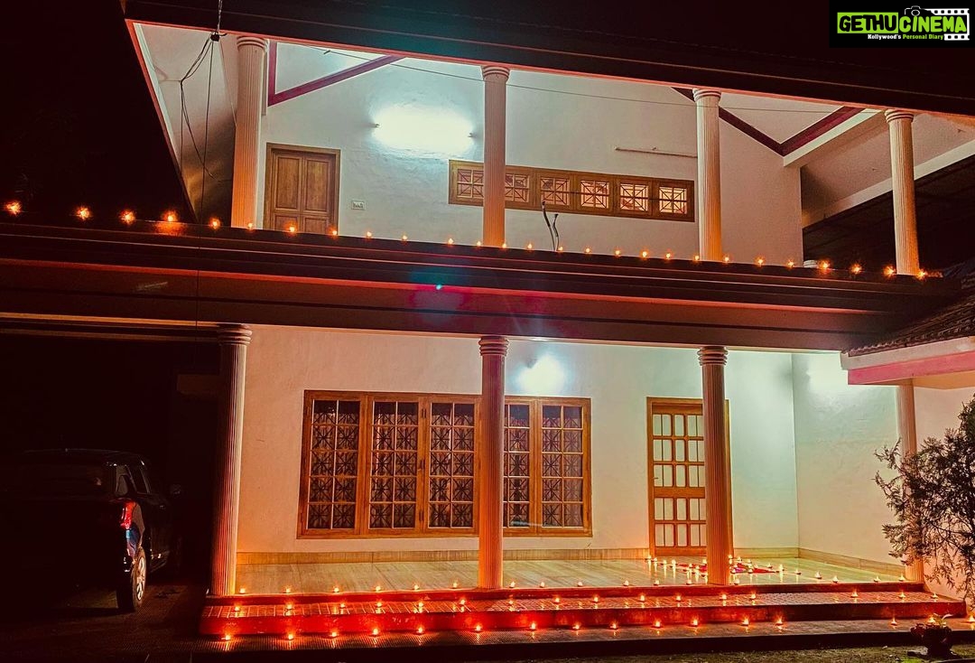Malavika Krishnadas Instagram - Happy Diwali 🪔✨ . #Diwali #celebration #happydiwali Home.. <3 :)