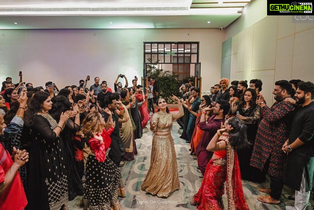 Malavika Krishnadas Instagram - Sangeet Night✨ . Events : @red_dot_events Dance Team : @jdc_dancecrew MUA : @mukeshmuralimakeover Styling : @sabarinathk_ Accessories : @pureallure.in PC : @lightsoncreations