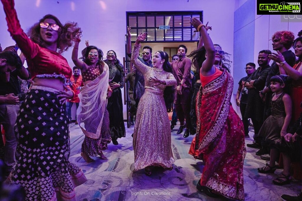 Malavika Krishnadas Instagram - Sangeet Night✨ . Events : @red_dot_events Dance Team : @jdc_dancecrew MUA : @mukeshmuralimakeover Styling : @sabarinathk_ Accessories : @pureallure.in PC : @lightsoncreations