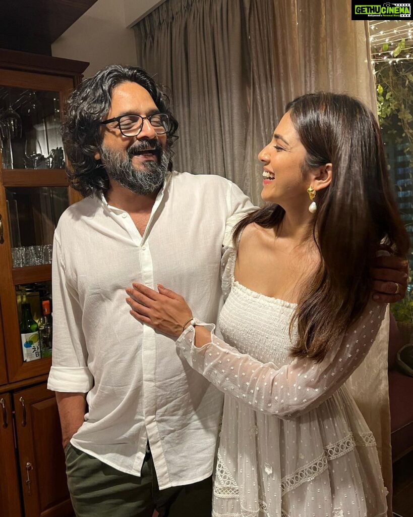 Malavika Mohanan Instagram - Happy father’s day @kumohanan ♥️ In this photo- Con- not the best light, not the best angle, not the best background Pro- happy smiles & loveee ☺️💕