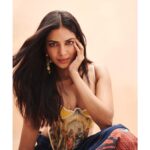 Malavika Mohanan Instagram - Hey 💛☀️ 📸 @manasisawant Makeup @eshwarlog Hair @arvindkumar_hair Styled by @artcantbebothered Pants @twopointtwostudio Top @that.antiquepiece Earrings @isharya PR @theitembomb