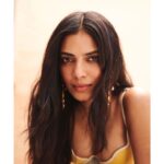 Malavika Mohanan Instagram - Hey 💛☀️ 📸 @manasisawant Makeup @eshwarlog Hair @arvindkumar_hair Styled by @artcantbebothered Pants @twopointtwostudio Top @that.antiquepiece Earrings @isharya PR @theitembomb