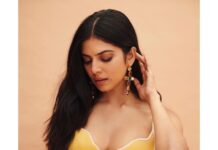 Malavika Mohanan Instagram - Hey 💛☀️ 📸 @manasisawant Makeup @eshwarlog Hair @arvindkumar_hair Styled by @artcantbebothered Pants @twopointtwostudio Top @that.antiquepiece Earrings @isharya PR @theitembomb