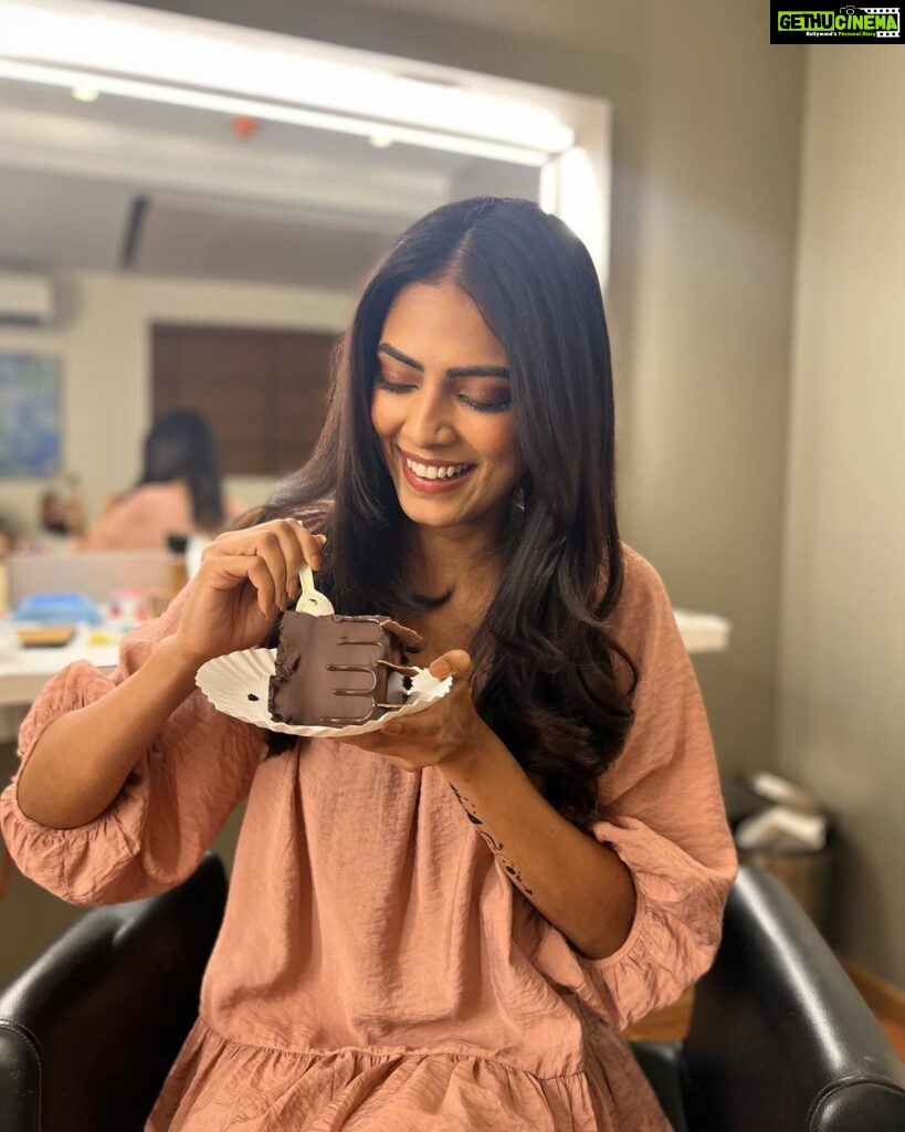 Malavika Mohanan Instagram - My co-actor is trying to fatten me up 🐥 or maybe he just read my bio? But either way-so much cakeeee 🤤🤤💕 Hyderabad