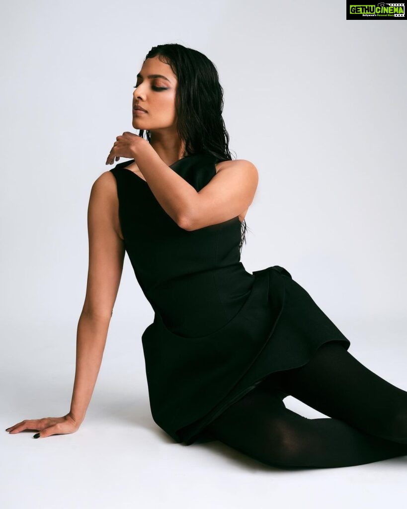 Malavika Mohanan Instagram - 🖤 #MuglerHM @hm @muglerofficial #hmindia #hmxme Only love to my amazing team 🖤 📸 @nehachandrakant Assisted by (Photography) @avinash78ni Styled by @vrindaanarang Assisted by (Styling) @kalyaniadhxv @imranshaikh_official Makeup @sonamdoesmakeup Hair @hairstylist_madhav2.0 Assisted by (Hair) @gulshan_geloth Public Relations @theitembomb