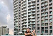 Malavika Mohanan Instagram - My today’s triceps workout entailed some basic ‘silambam’ warmup moves 🦾 When strength training(or any one particular form of training) starts feeling too repetitive or boring, mix it up with other forms to keep it interesting and fun and more importantly so you don’t end up skipping your routine ☺️