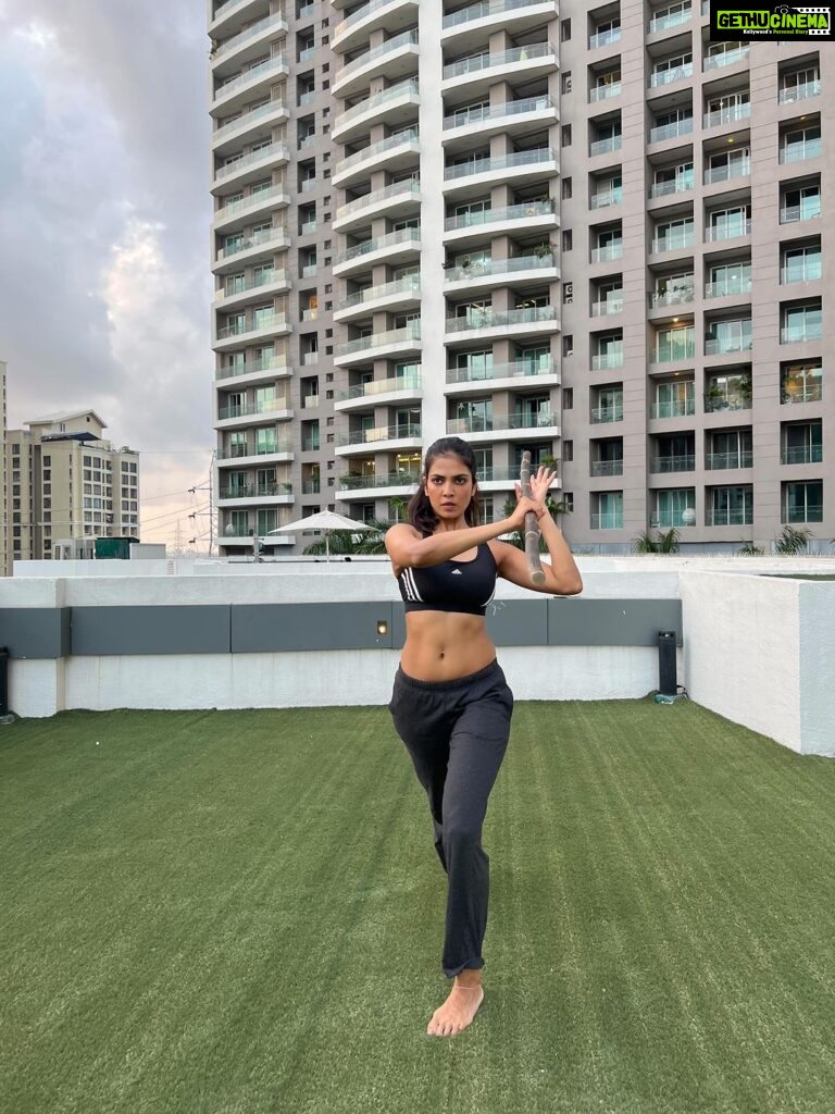 Malavika Mohanan Instagram - My today’s triceps workout entailed some basic ‘silambam’ warmup moves 🦾 When strength training(or any one particular form of training) starts feeling too repetitive or boring, mix it up with other forms to keep it interesting and fun and more importantly so you don’t end up skipping your routine ☺️