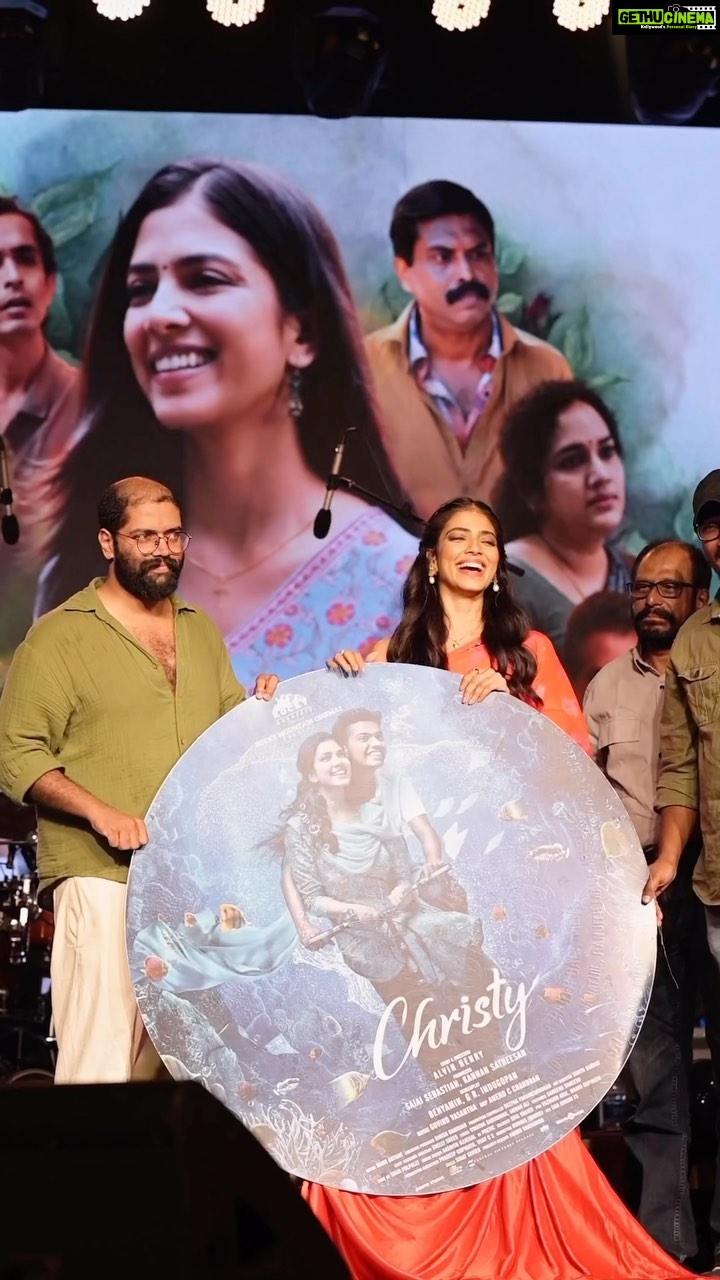 Malavika Mohanan Instagram - A small glimpse of the absolutely crazy & super fun #Christy audio launch! π₯ππ»πΆππ»π₯°β₯οΈπ₯° What a night! π₯π₯π₯ @thaikkudambridge π₯ And Govind! π₯ @kannansatheesan_ @sajai.sebastian what an event! ππ» @alvin_henry_samuel so glad we got to do this in your Trivandrum β₯οΈ @benny.benyamin @grindugopan was so excited to see #Christy turned into a book by you guys! βΊοΈ @mathewthomass & @anendcchandran missed both of you so so much β₯οΈ @theitembomb thank you for everything always. Canβt imagine things without you β₯οΈ @kiransaphotography always my fav! π€ @thinkmusicofficial πΆβ₯οΈ