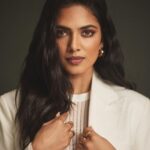 Malavika Mohanan Instagram – Yesterday in Whites & Gold for a @pantene_india event 🤍 ✨

📸 @sheldon.santos 
Styled by @spacemuffin27 
Hair @bbhiral 
Makeup @makeupbyanighajain 
Earrings @tanzire.co 
Rings @timelessjewelsby_s @sakshijhunjhunwalaofficial 
Heels @louboutinworld