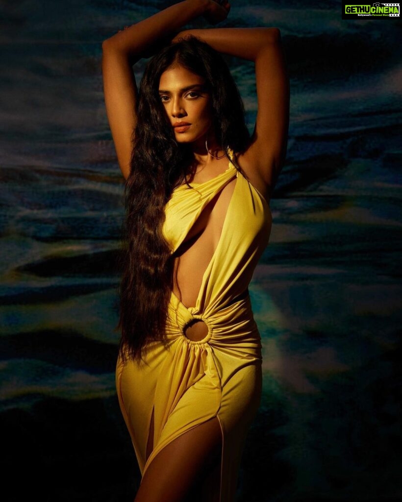 Malavika Mohanan Instagram - Mermaid but make it yellow 🧜🏻‍♀️💛 With the best girls 💛 📸 @sashajairam Styled by @chandiniw @stacey.cardoz Makeup @nittigoenka Hair @souravroy_1999 PR @theitembomb Assisted by @riva.paun @iambidipto_ Outfit @violaandvesper Earrings @misho_designs Arm cuff @shopeurumme