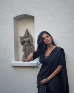 Malavika Mohanan Instagram - Going through a black sari phase 🥷

Swipe to the last picture to see me at my elegant best 🐰