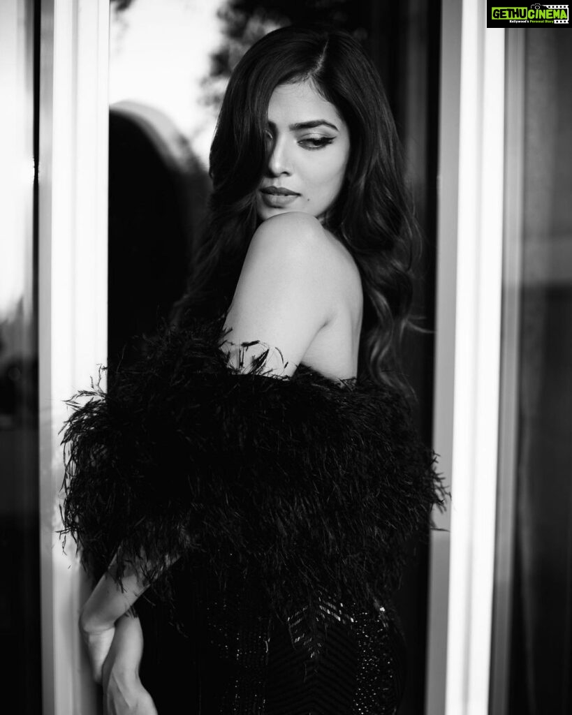 Malavika Mohanan Instagram - Nothing like 🖤&🤍 no? @manishmalhotraworld @manishmalhotra05 @chandiniw @frontrowgypsy @mahesh_notandass @makeupbyanighajain @hairbyradhika @theitembomb