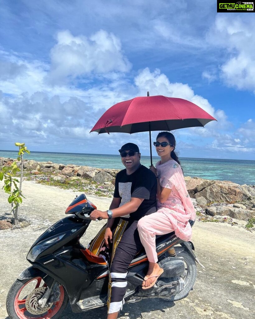 Malavika Mohanan Instagram - When you’re shooting in remote locations 🏝 so your cinematographer also doubles as your scooter driver and sometimes also as your assistant (albeit a very inefficient one) 💩 Maldives