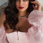 Malavika Mohanan Instagram - 💗+ 💋 kinda day With my favourite 🐰’s 📸 @vaishnavpraveen @thehouseofpixels Styled by @spacemuffin27 Makeup @nittigoenka Hair @hairbyradhika PR @theitembomb Top @self__cntrd, Pants @shehlaakhan Jewelry @dripproject.co