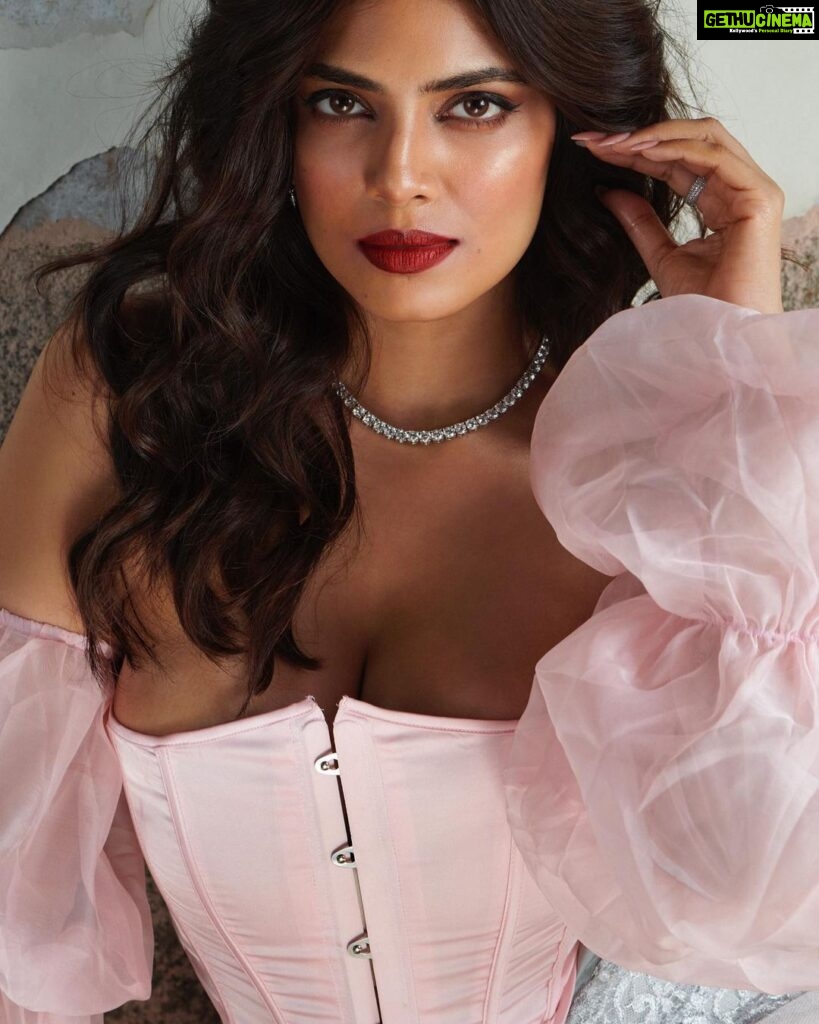 Malavika Mohanan Instagram - 💗+ 💋 kinda day With my favourite 🐰’s 📸 @vaishnavpraveen @thehouseofpixels Styled by @spacemuffin27 Makeup @nittigoenka Hair @hairbyradhika PR @theitembomb Top @self__cntrd, Pants @shehlaakhan Jewelry @dripproject.co