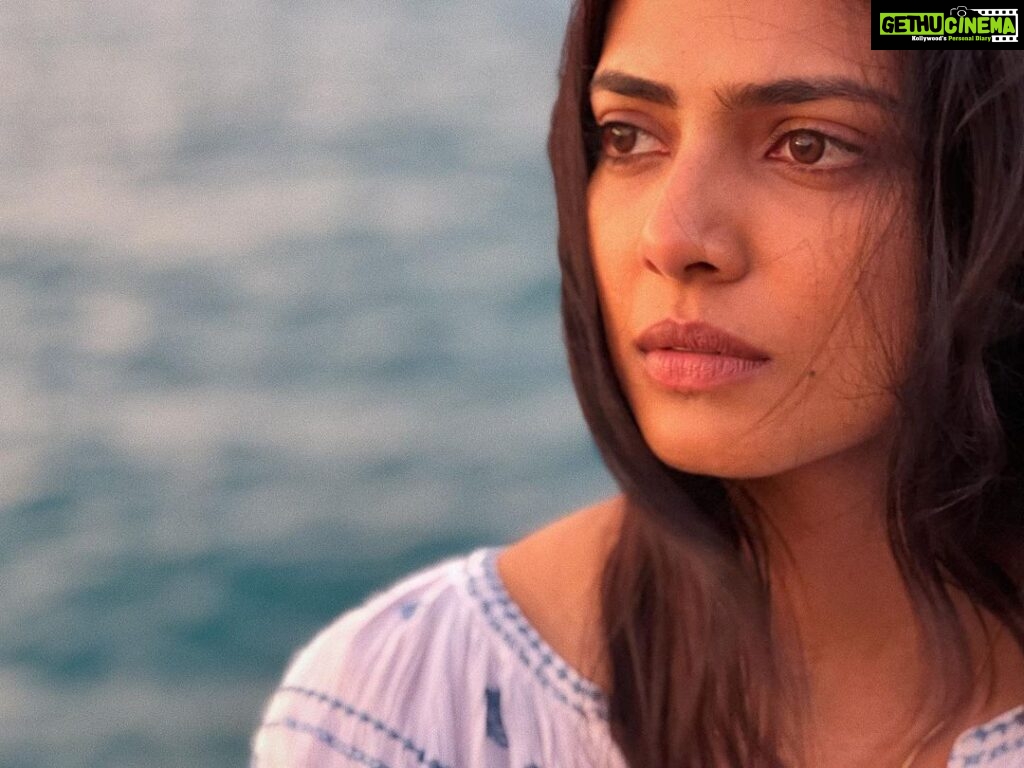 Malavika Mohanan Instagram - Mid shoot 📸 by @anendcchandran #MelancholicInMaldives #ShootDiaries #MagicLight ✨