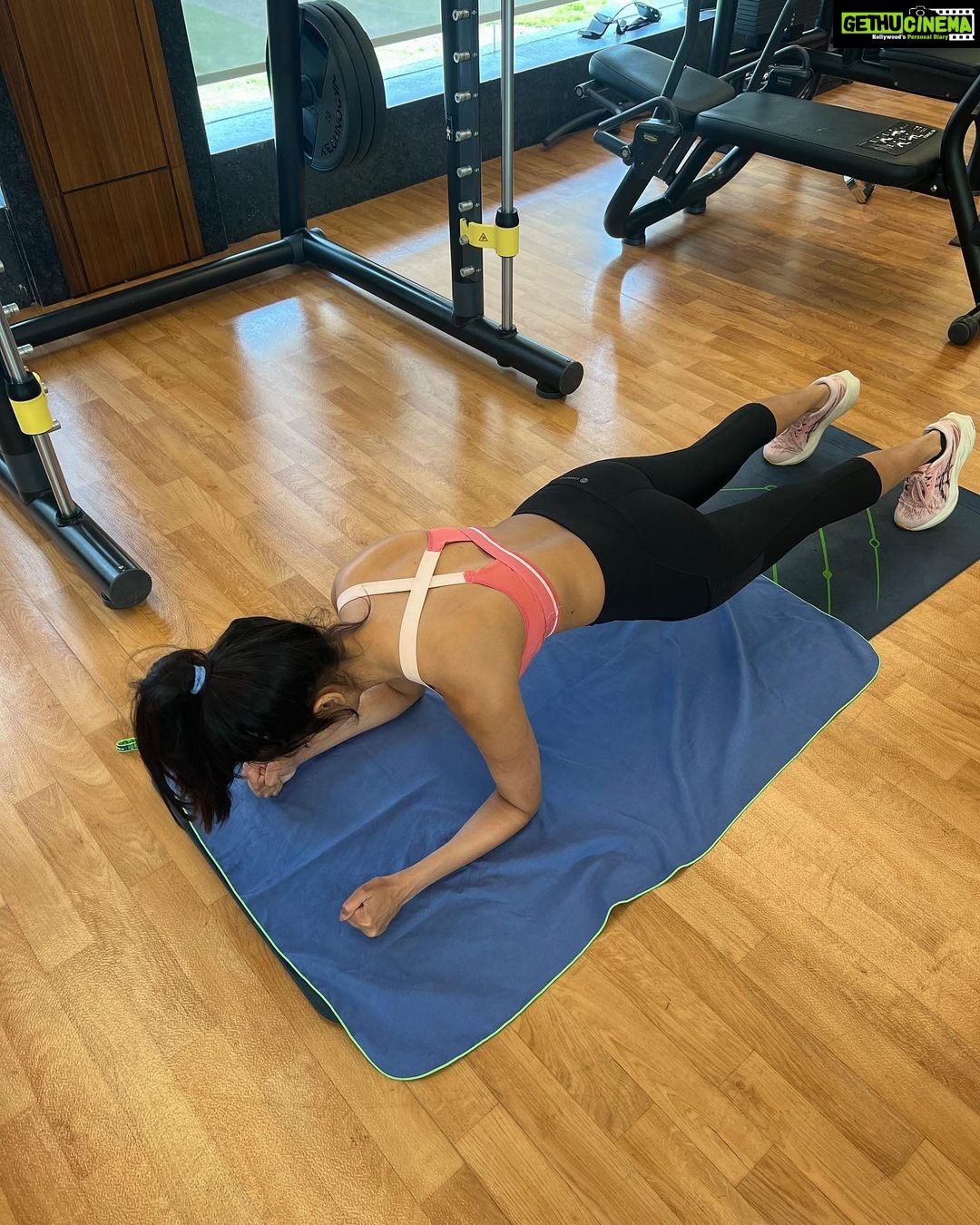 Malavika Mohanan Instagram - Plank baby for life 🧘♀️ Most low maintenance exercise to do, no? Anywhere, anytime for a couple of minutes and you’ve worked pretty much all your main muscles. And all you need is a yoga mat or a towel 🙃 Who else likes planks as much as I do? 🐣 📸 @klinton81