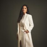 Malavika Mohanan Instagram – Yesterday in Whites & Gold for a @pantene_india event 🤍 ✨

📸 @sheldon.santos 
Styled by @spacemuffin27 
Hair @bbhiral 
Makeup @makeupbyanighajain 
Earrings @tanzire.co 
Rings @timelessjewelsby_s @sakshijhunjhunwalaofficial 
Heels @louboutinworld