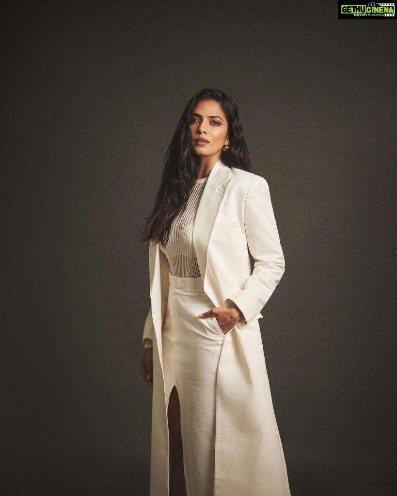 Malavika Mohanan Instagram - Yesterday in Whites & Gold for a @pantene_india event 🤍 ✨ 📸 @sheldon.santos Styled by @spacemuffin27 Hair @bbhiral Makeup @makeupbyanighajain Earrings @tanzire.co Rings @timelessjewelsby_s @sakshijhunjhunwalaofficial Heels @louboutinworld
