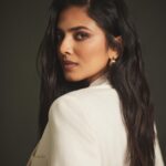 Malavika Mohanan Instagram – Yesterday in Whites & Gold for a @pantene_india event 🤍 ✨

📸 @sheldon.santos 
Styled by @spacemuffin27 
Hair @bbhiral 
Makeup @makeupbyanighajain 
Earrings @tanzire.co 
Rings @timelessjewelsby_s @sakshijhunjhunwalaofficial 
Heels @louboutinworld