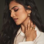 Malavika Mohanan Instagram – Yesterday in Whites & Gold for a @pantene_india event 🤍 ✨

📸 @sheldon.santos 
Styled by @spacemuffin27 
Hair @bbhiral 
Makeup @makeupbyanighajain 
Earrings @tanzire.co 
Rings @timelessjewelsby_s @sakshijhunjhunwalaofficial 
Heels @louboutinworld