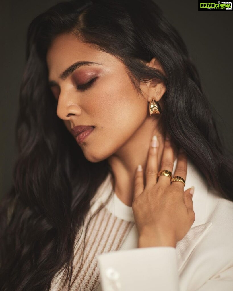 Malavika Mohanan Instagram - Yesterday in Whites & Gold for a @pantene_india event 🤍 ✨ 📸 @sheldon.santos Styled by @spacemuffin27 Hair @bbhiral Makeup @makeupbyanighajain Earrings @tanzire.co Rings @timelessjewelsby_s @sakshijhunjhunwalaofficial Heels @louboutinworld