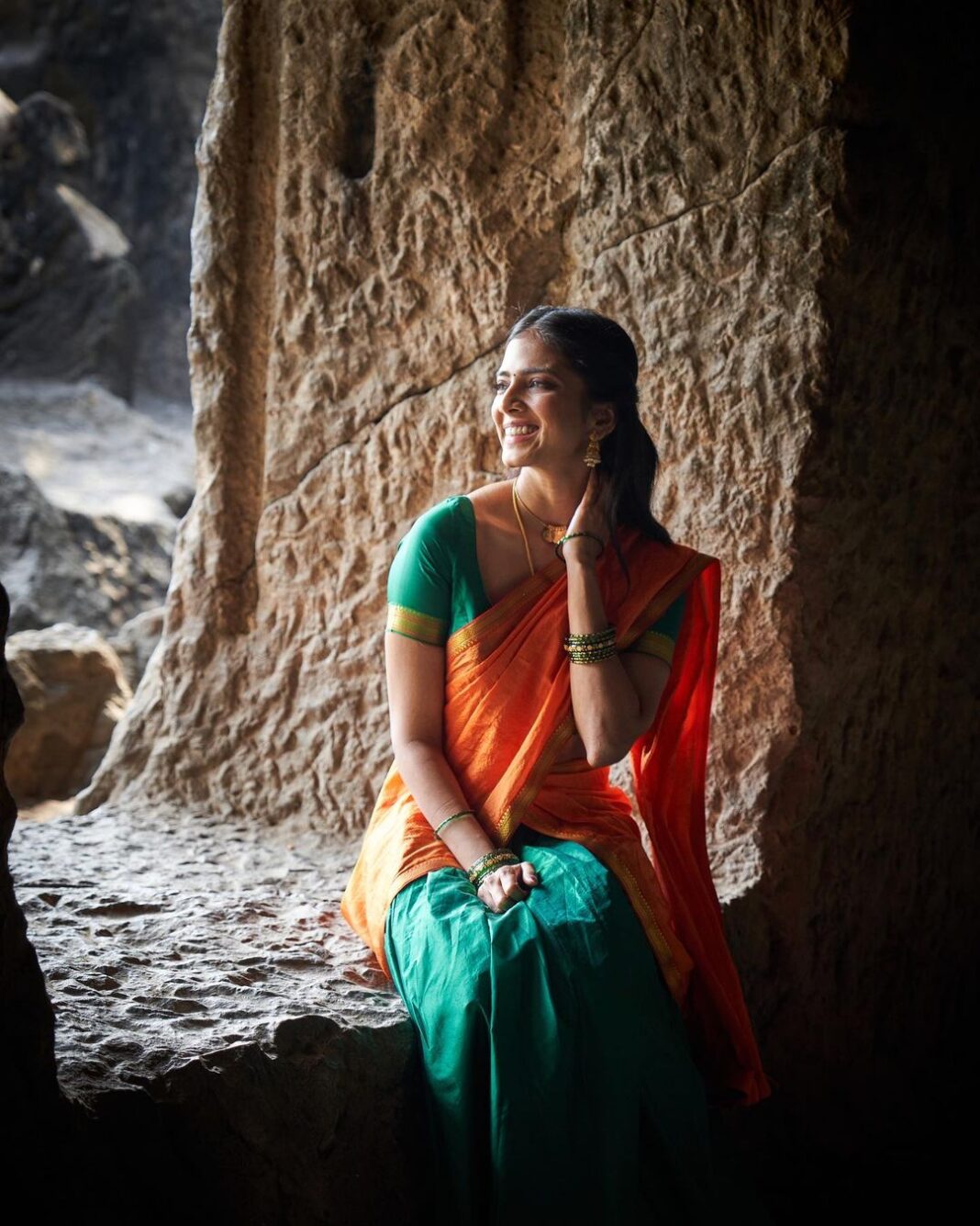 Malavika Mohanan Instagram - Happy Pongal everyone ♥️🌾 Wish you all a year filled with lots of light & happiness ✨ அணைவருக்கும் இனிய பொங்கல் நல்வாழ்த்துக்கள் ♥️ @santoshmishraphotography
