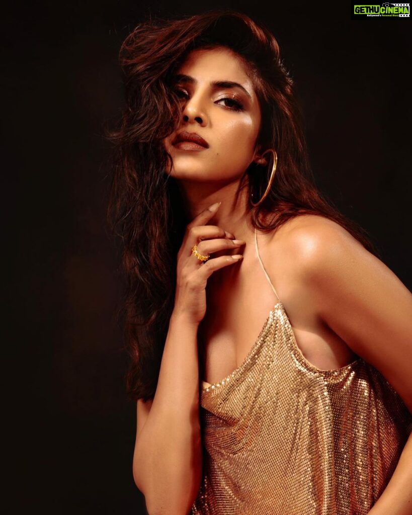 Malavika Mohanan Instagram - Oh hello ✨ 📸 @leroifoto Styled by @stacey.cardoz & @chandiniw Make up @sonamdoesmakeup Hair @hairbyseema PR @theitembomb Outfit @deme_love_