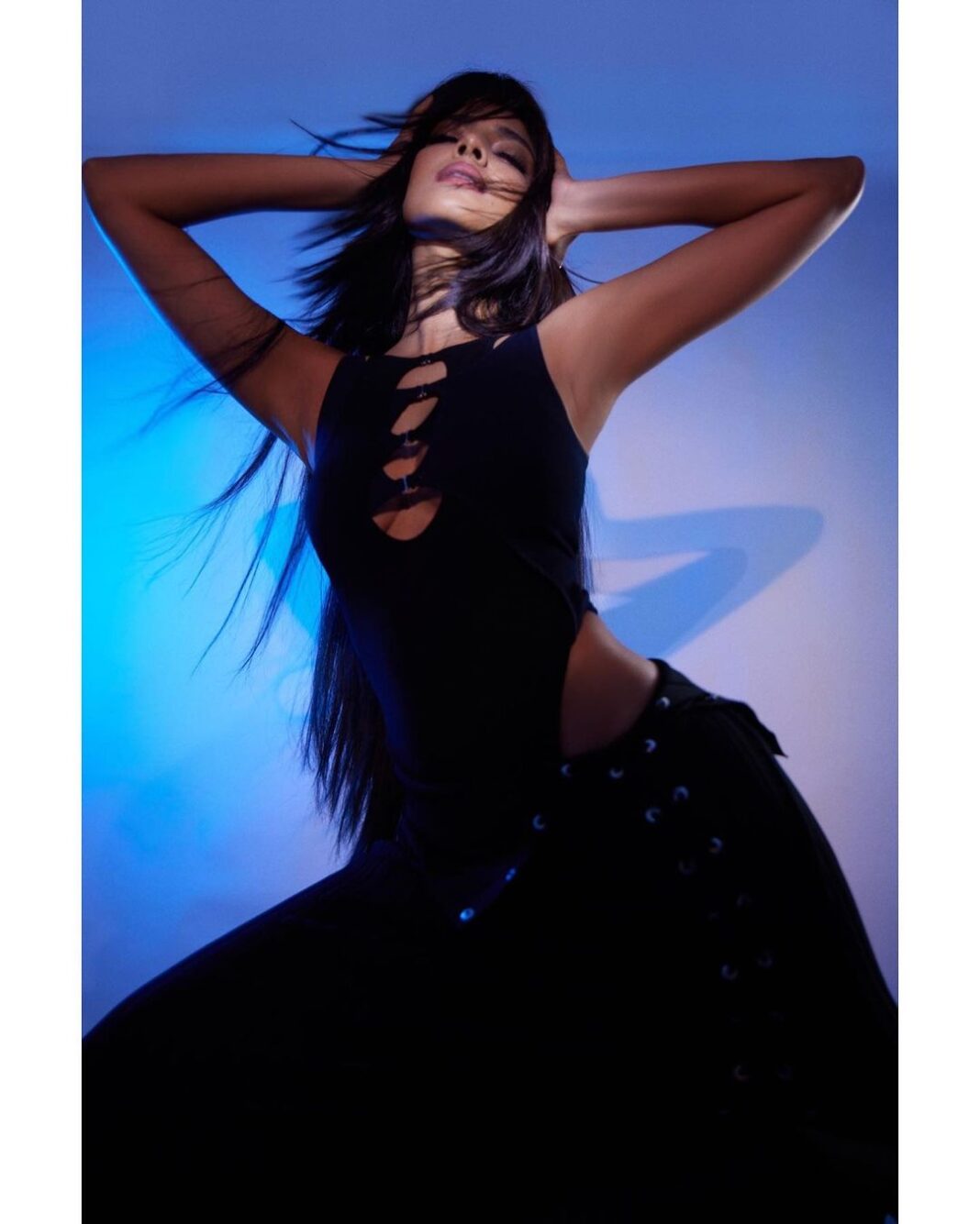 Malavika Mohanan Instagram - If anyone was ever curious how I look in bangs 💁🏻‍♀️ Only 🖤 to these girls 📸 @sashajairam Styled by @chandiniw @stacey.cardoz Makeup @nittigoenka Hair @souravroy_1999 PR @theitembomb Assisted by @riva.paun @iambidipto_ Wearing @dionlee