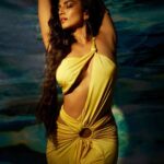 Malavika Mohanan Instagram – Mermaid but make it yellow 🧜🏻‍♀️💛

With the best girls 💛
📸 @sashajairam 
Styled by @chandiniw @stacey.cardoz 
Makeup @nittigoenka 
Hair @souravroy_1999 
PR @theitembomb 
Assisted by @riva.paun @iambidipto_ 
Outfit @violaandvesper 
Earrings @misho_designs 
Arm cuff @shopeurumme