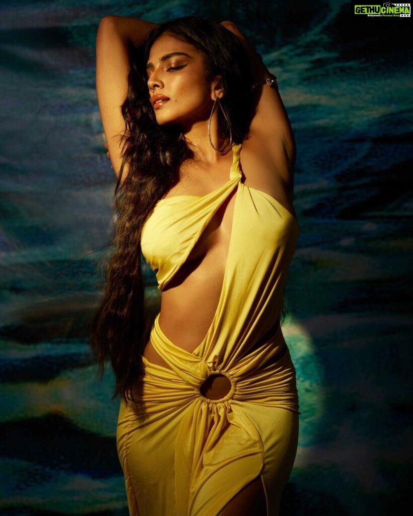 Malavika Mohanan Instagram - Mermaid but make it yellow 🧜🏻‍♀️💛 With the best girls 💛 📸 @sashajairam Styled by @chandiniw @stacey.cardoz Makeup @nittigoenka Hair @souravroy_1999 PR @theitembomb Assisted by @riva.paun @iambidipto_ Outfit @violaandvesper Earrings @misho_designs Arm cuff @shopeurumme