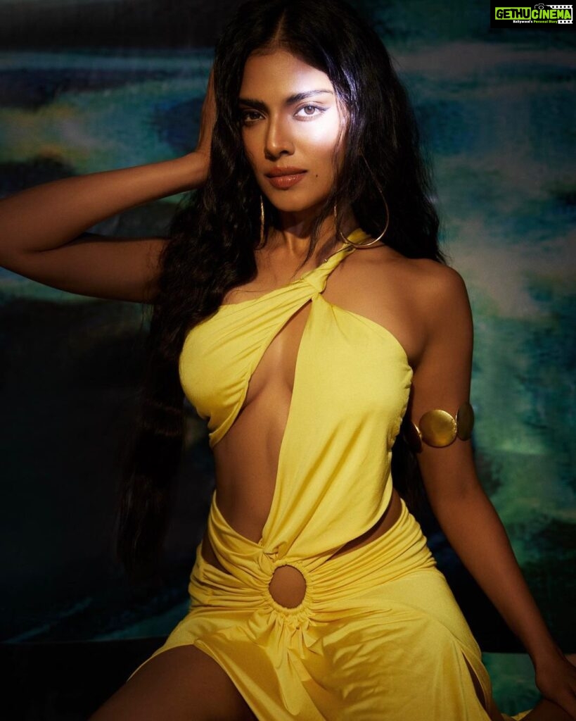 Malavika Mohanan Instagram - Mermaid but make it yellow 🧜🏻‍♀️💛 With the best girls 💛 📸 @sashajairam Styled by @chandiniw @stacey.cardoz Makeup @nittigoenka Hair @souravroy_1999 PR @theitembomb Assisted by @riva.paun @iambidipto_ Outfit @violaandvesper Earrings @misho_designs Arm cuff @shopeurumme