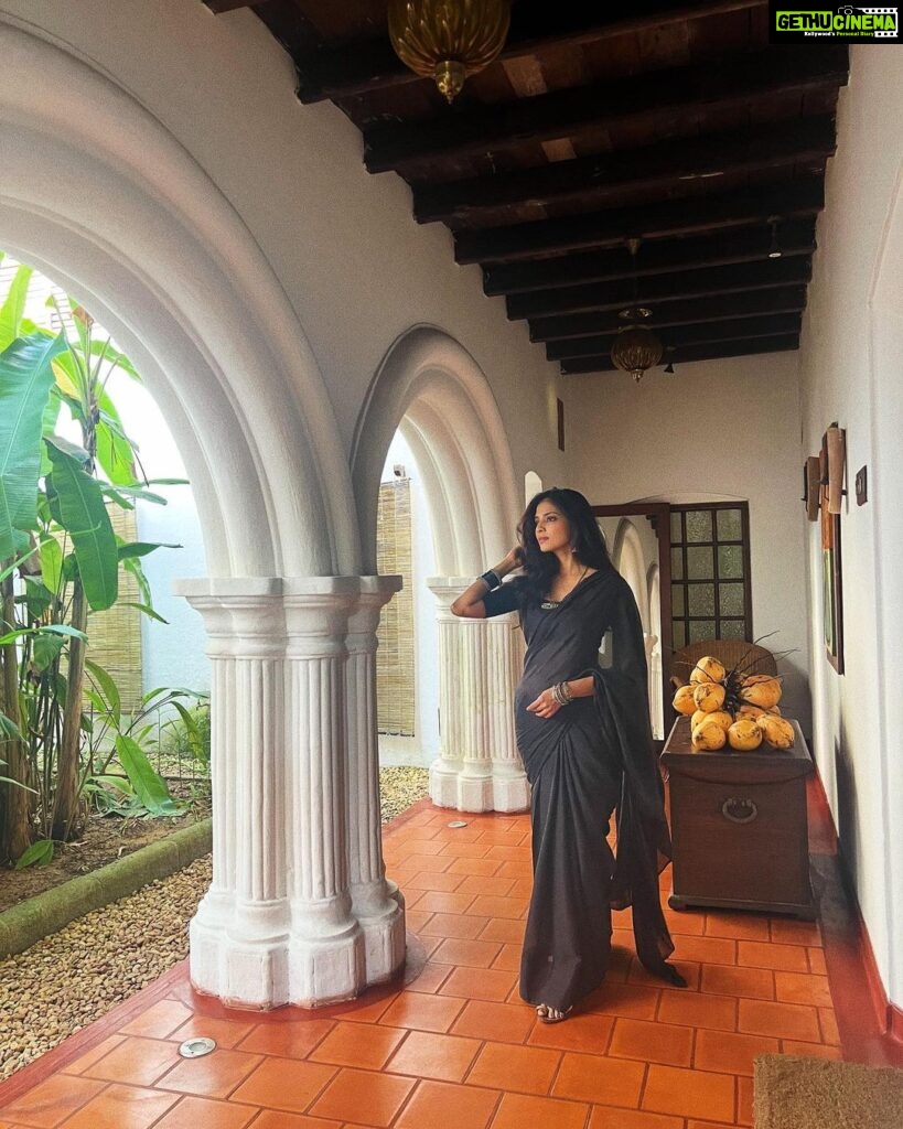 Malavika Mohanan Instagram - Going through a black sari phase 🥷 Swipe to the last picture to see me at my elegant best 🐰