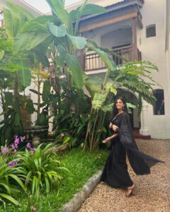 Malavika Mohanan Instagram - Going through a black sari phase 🥷

Swipe to the last picture to see me at my elegant best 🐰