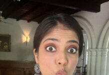 Malavika Mohanan Instagram - Going through a black sari phase 🥷 Swipe to the last picture to see me at my elegant best 🐰