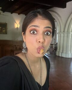 Malavika Mohanan Instagram - Going through a black sari phase 🥷

Swipe to the last picture to see me at my elegant best 🐰