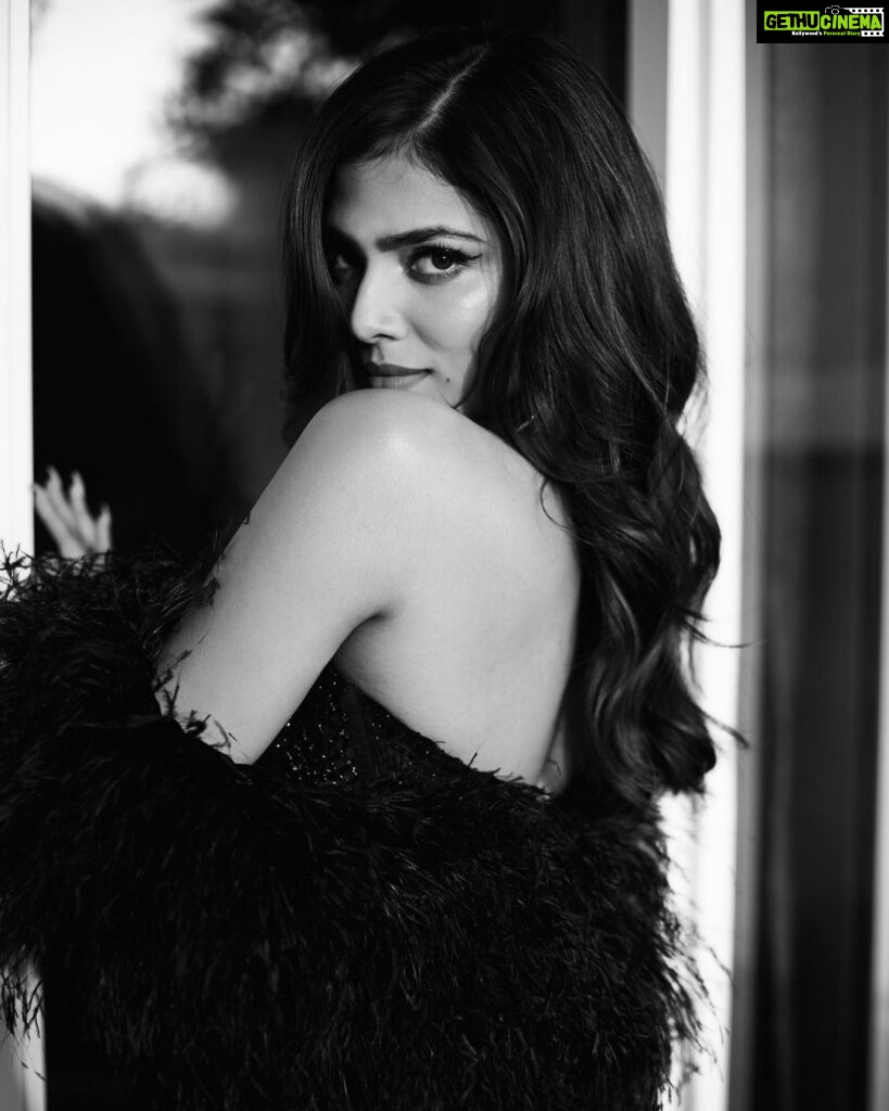 Malavika Mohanan Instagram - Nothing like 🖤&🤍 no? @manishmalhotraworld @manishmalhotra05 @chandiniw @frontrowgypsy @mahesh_notandass @makeupbyanighajain @hairbyradhika @theitembomb