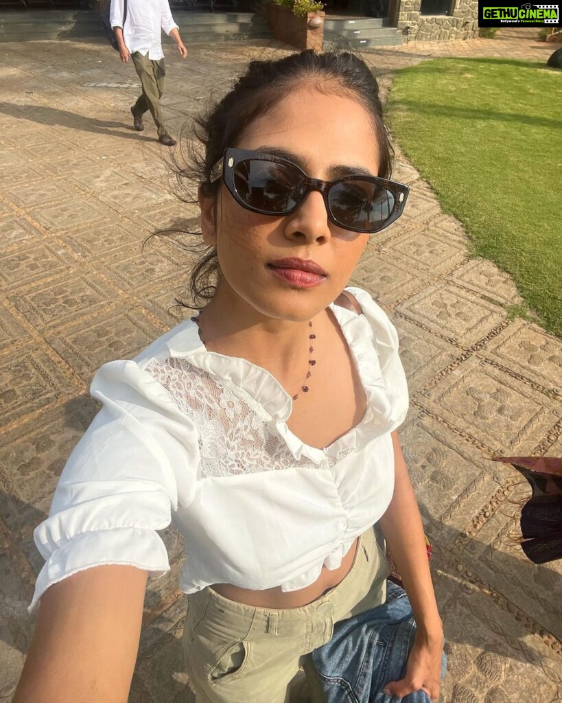 Malavika Mohanan Instagram - When I got a day off after 30 days of continuous shoot and also saw my parents after 30 days of being away from home 👨‍👩‍👧 We went to a cliffside at Varkala, had a mini picnic, saw the beautiful sea and a gorgeous sunset and came back home 🥰 (hotel is home at the moment 🤷🏻‍♀️ ) Oh, and also twinned with senior Mohanan 🐰🐰 @adityamohanan you were missed. Only a little though 💩