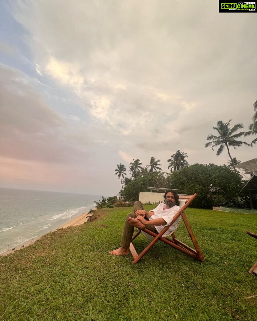Malavika Mohanan Instagram - When I got a day off after 30 days of continuous shoot and also saw my parents after 30 days of being away from home 👨‍👩‍👧 We went to a cliffside at Varkala, had a mini picnic, saw the beautiful sea and a gorgeous sunset and came back home 🥰 (hotel is home at the moment 🤷🏻‍♀️ ) Oh, and also twinned with senior Mohanan 🐰🐰 @adityamohanan you were missed. Only a little though 💩