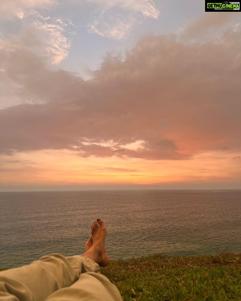Malavika Mohanan Instagram - When I got a day off after 30 days of continuous shoot and also saw my parents after 30 days of being away from home 👨‍👩‍👧 We went to a cliffside at Varkala, had a mini picnic, saw the beautiful sea and a gorgeous sunset and came back home 🥰 (hotel is home at the moment 🤷🏻‍♀️ ) Oh, and also twinned with senior Mohanan 🐰🐰 @adityamohanan you were missed. Only a little though 💩