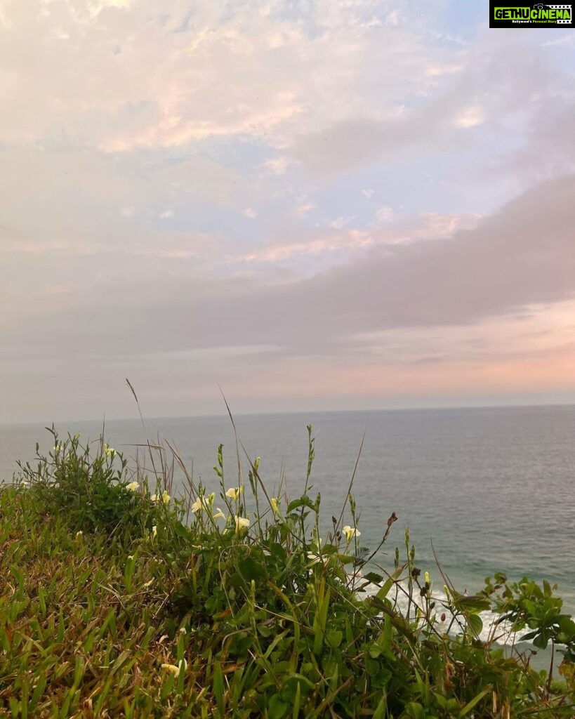 Malavika Mohanan Instagram - When I got a day off after 30 days of continuous shoot and also saw my parents after 30 days of being away from home 👨‍👩‍👧 We went to a cliffside at Varkala, had a mini picnic, saw the beautiful sea and a gorgeous sunset and came back home 🥰 (hotel is home at the moment 🤷🏻‍♀️ ) Oh, and also twinned with senior Mohanan 🐰🐰 @adityamohanan you were missed. Only a little though 💩