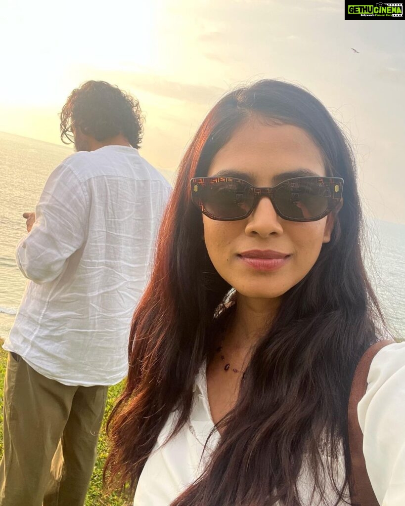 Malavika Mohanan Instagram - When I got a day off after 30 days of continuous shoot and also saw my parents after 30 days of being away from home 👨‍👩‍👧 We went to a cliffside at Varkala, had a mini picnic, saw the beautiful sea and a gorgeous sunset and came back home 🥰 (hotel is home at the moment 🤷🏻‍♀️ ) Oh, and also twinned with senior Mohanan 🐰🐰 @adityamohanan you were missed. Only a little though 💩