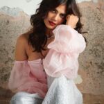 Malavika Mohanan Instagram - 💗+ 💋 kinda day With my favourite 🐰’s 📸 @vaishnavpraveen @thehouseofpixels Styled by @spacemuffin27 Makeup @nittigoenka Hair @hairbyradhika PR @theitembomb Top @self__cntrd, Pants @shehlaakhan Jewelry @dripproject.co