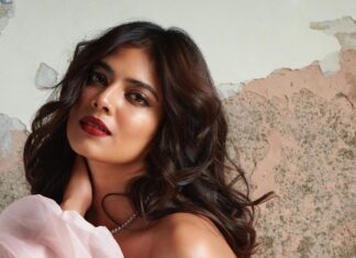 Malavika Mohanan Instagram - 💗+ 💋 kinda day With my favourite 🐰’s 📸 @vaishnavpraveen @thehouseofpixels Styled by @spacemuffin27 Makeup @nittigoenka Hair @hairbyradhika PR @theitembomb Top @self__cntrd, Pants @shehlaakhan Jewelry @dripproject.co