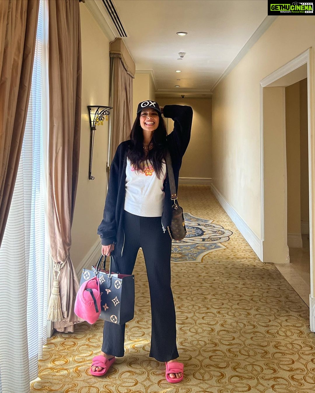 Malavika Mohanan Instagram - From one hotel to the other šØšāāļø Living the gypsy life since the last 7 months almost. I miss home & family so much, but the films Iām working on currently are soo exhilarating and rewarding, and the teams & co-actors are so warm, caring & family-like that it makes it all worth it in the end ššš