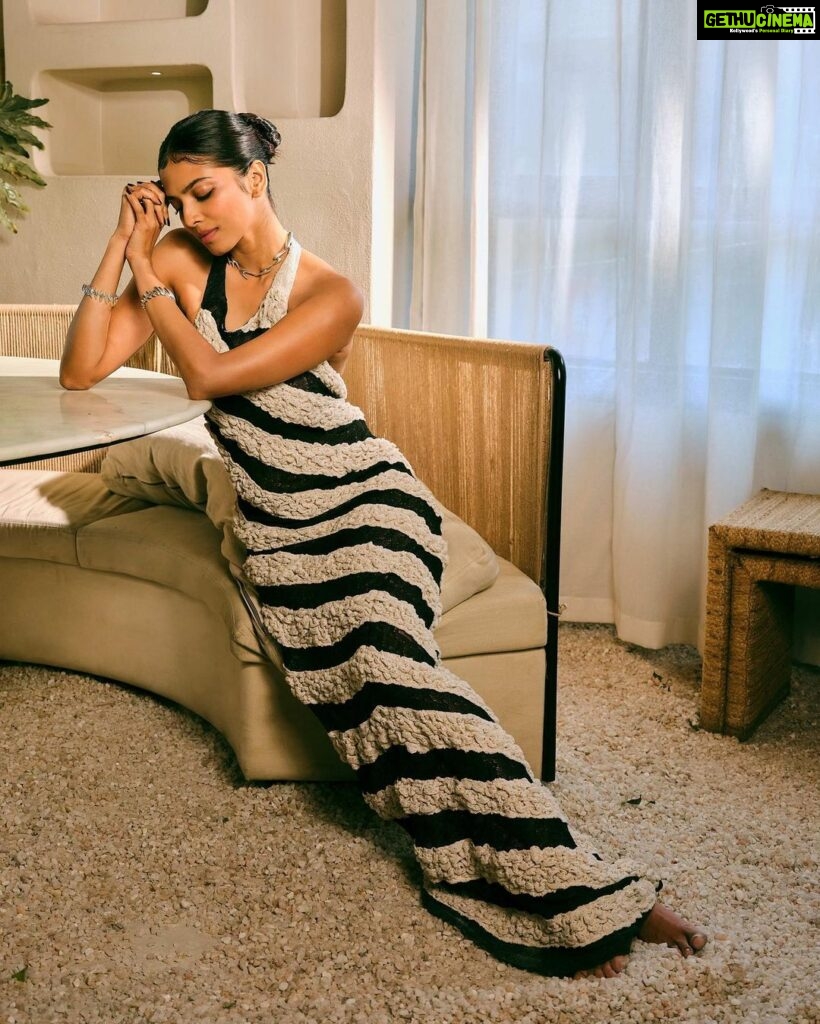 Malavika Mohanan Instagram - 🤍🖤🤍 seems to be the theme of the week 📸 @nehachandrakant Assisted by (Photography) @avinash78ni Makeup @sonamdoesmakeup Hair @hairstylist_madhav2.0 Assisted by (Hair) @gulshan_geloth Styled by @vrindaanarang Assisted by (Styling) @kalyaniadhxv @imranshaikh_official Outfit @thenotreame Jewelry @shoplune Location @evebombay PR @theitembomb