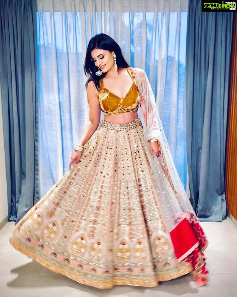 Malti Chahar Instagram - Twirling in a lehenga makes me feel like a kid again🥰 Attire by- @sunitarathi_label.kolkata #ethnicwear #lehenga #indian #indianwedding #love