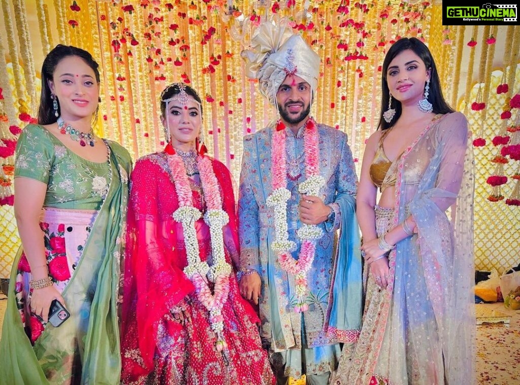 Malti Chahar Instagram - With Mr and Mrs Thakur❤ #justmarried #happy #couple #beautiful #wedding Karjat