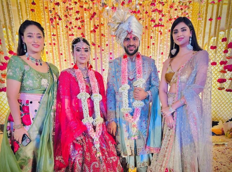 Malti Chahar Instagram - With Mr and Mrs Thakur❤️ #justmarried #happy #couple #beautiful #wedding Karjat